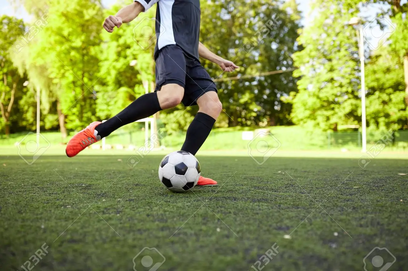 alguien jugando futbol - Cómo se dice a los jugadores de fútbol