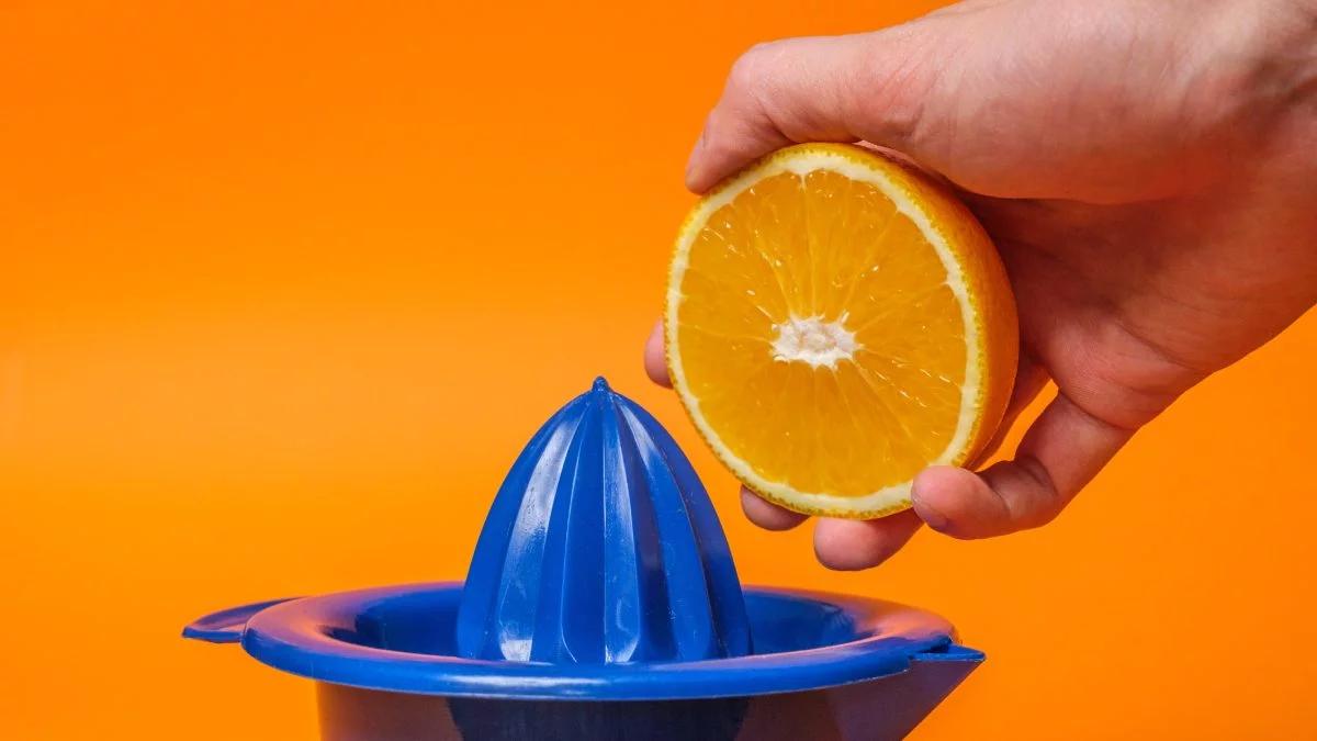 exprimir jugo de naranja - Cómo se exprime una naranja