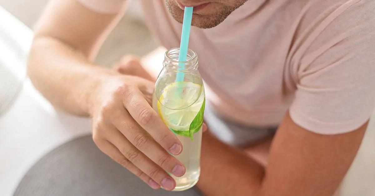 jugo de limon en ayunas - Cuál es la mejor hora para tomar agua tibia con limón