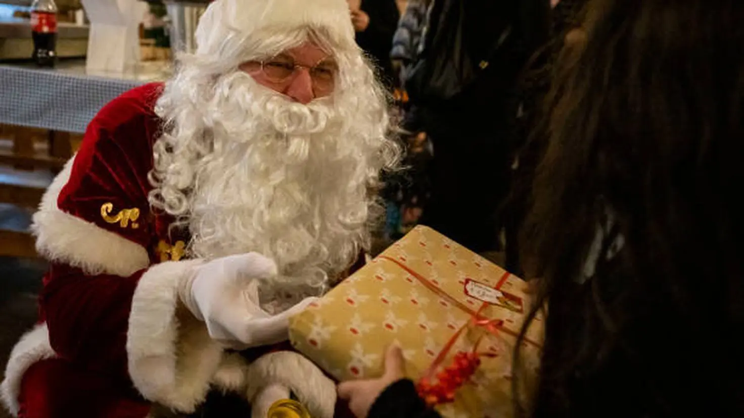 juegos de papa noel repartiendo regalos - Cuándo se entregan los regalos de Navidad en Argentina