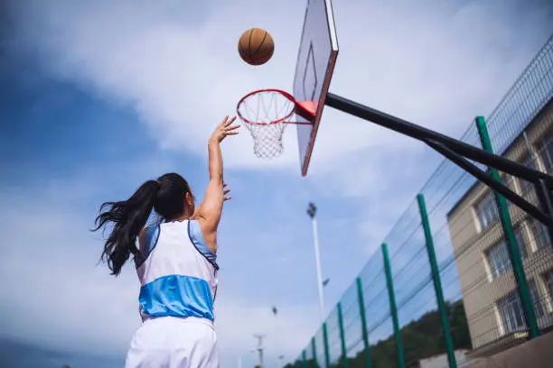 chicas jugando al baloncesto - Cuánto tienes que medir para jugar al baloncesto femenino