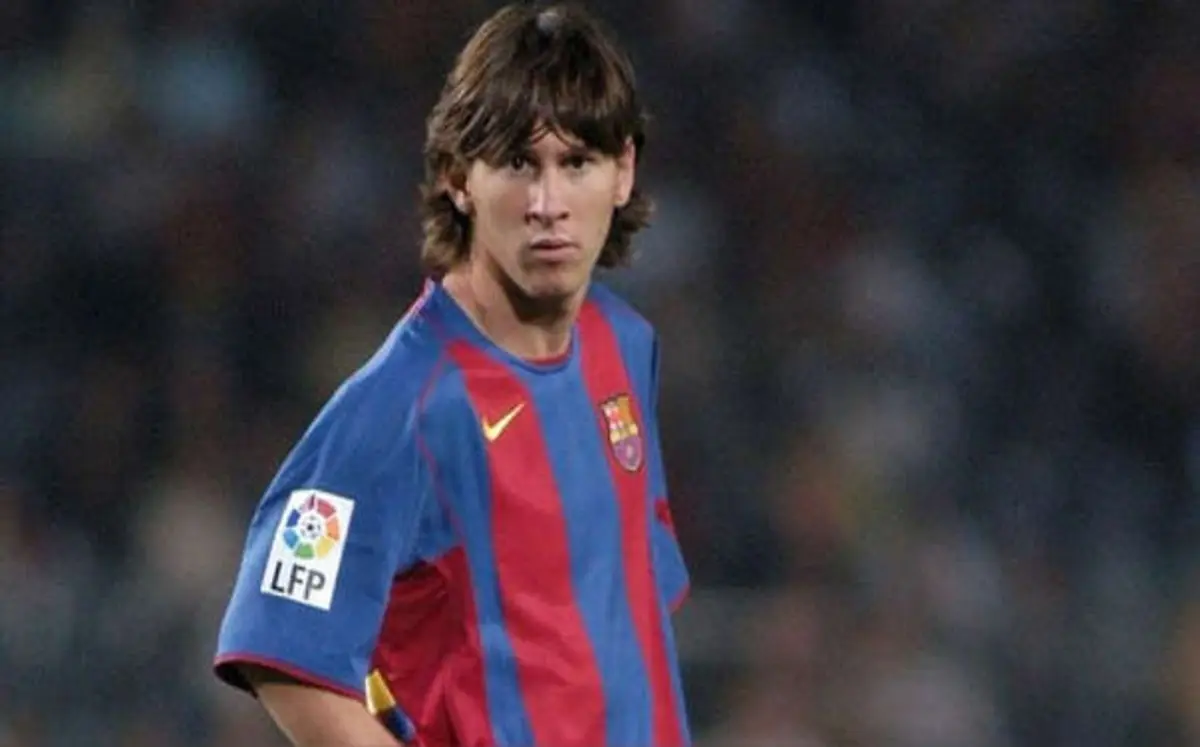 a los cuantos años empezo a jugar messi - Cuántos años tenía Messi en su primer partido