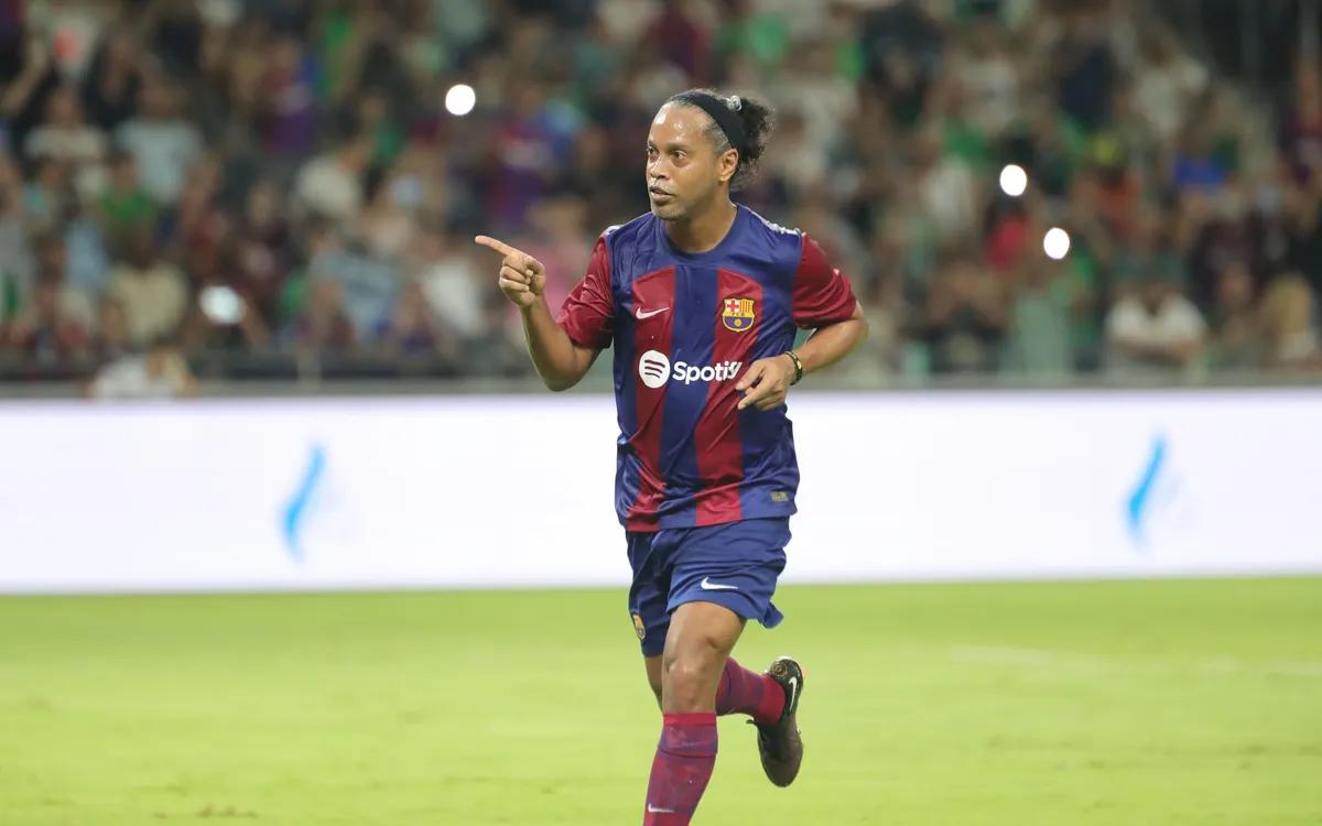 hasta que año jugo ronaldinho en el barcelona - Dónde jugaba Ronaldinho en el 2016