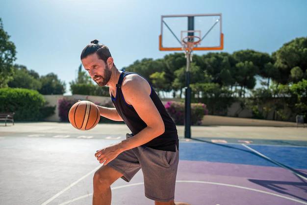 hombre jugando basquet - Dónde lleva acento básquetbol