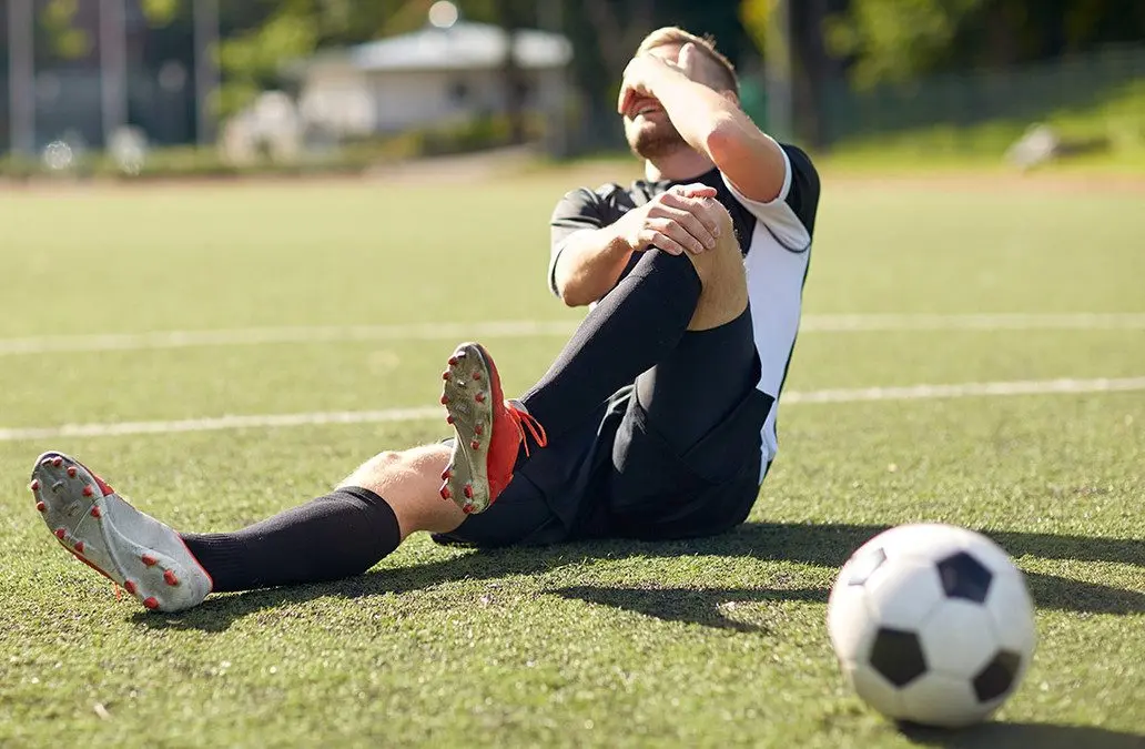 golpe en la rodilla jugando futbol - Qué hacer en caso de golpe en la rodilla