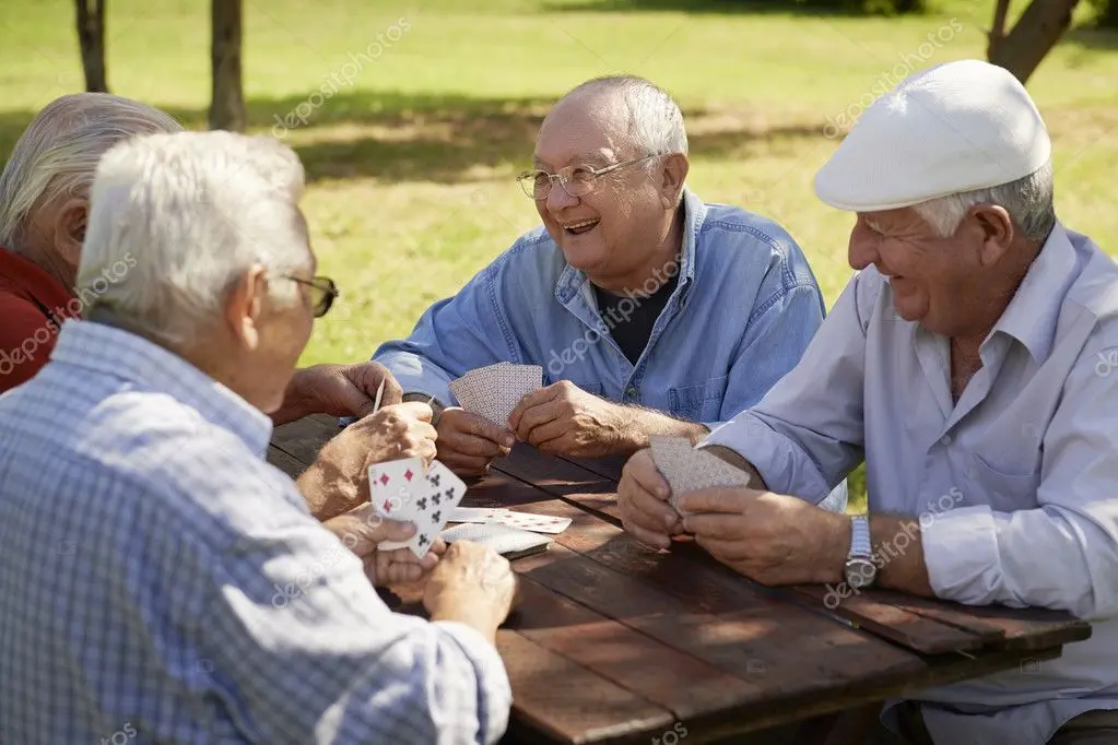 abuelos jugando a las cartas - Qué juegos le gustan a los abuelos