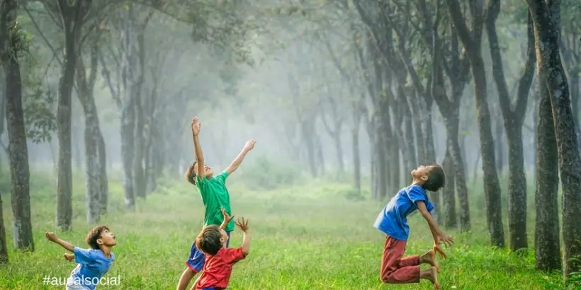 niños jugando al aire libre - Qué significa juego al aire libre