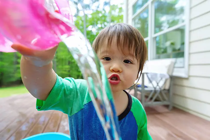 chicos jugando con agua - Qué significa jugar en el agua