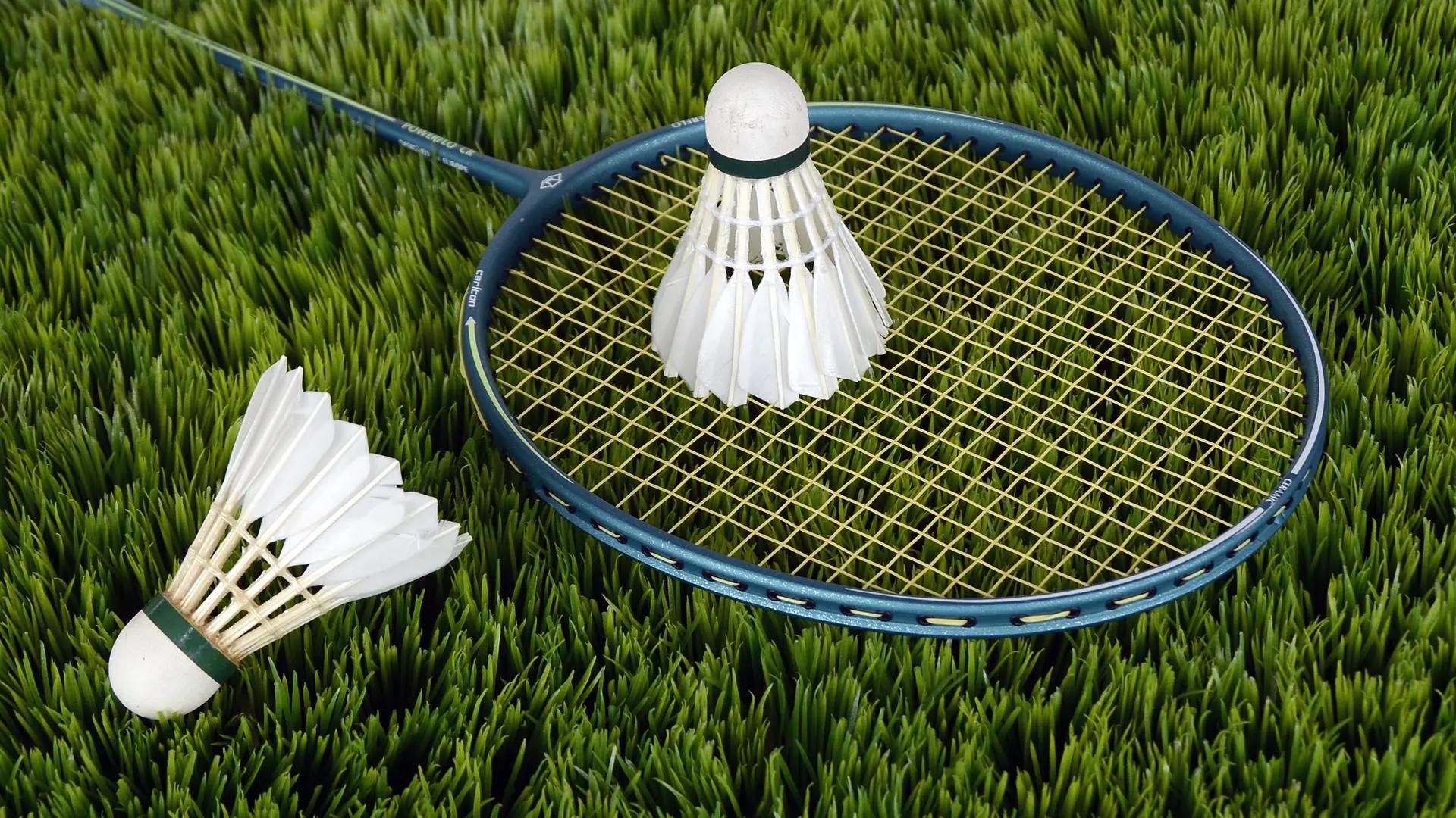 deporte parecido al tenis que se juega con un volante - Qué tipo de deporte es el pickleball